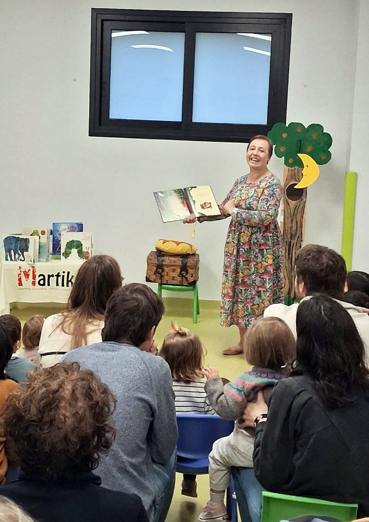 Martika contando cuentos a niños